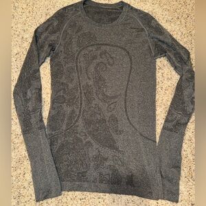 Dark grey lululemon run swiftly long sleeve with paisley detail